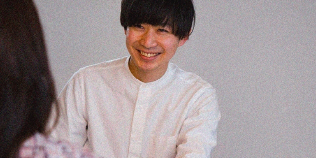 リビングで座っている家族