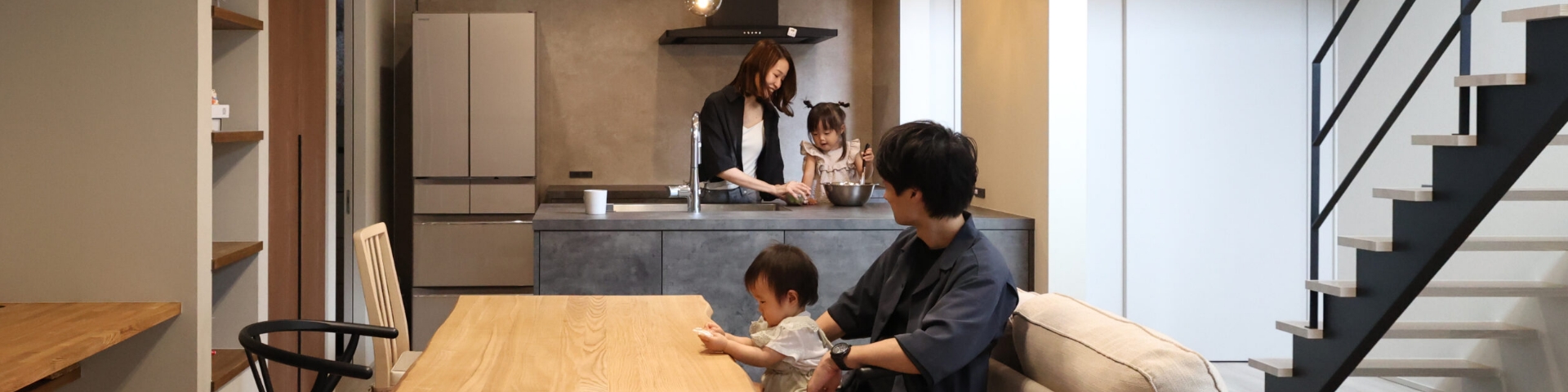 キッチンとリビングで家族４人いる写真