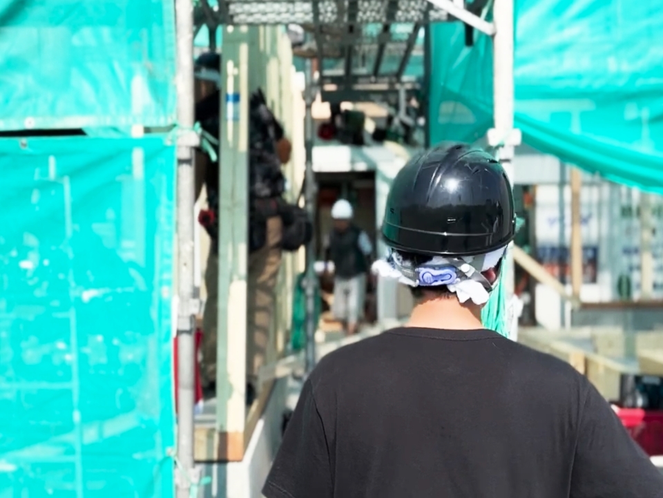 大工さんが家を建てている写真