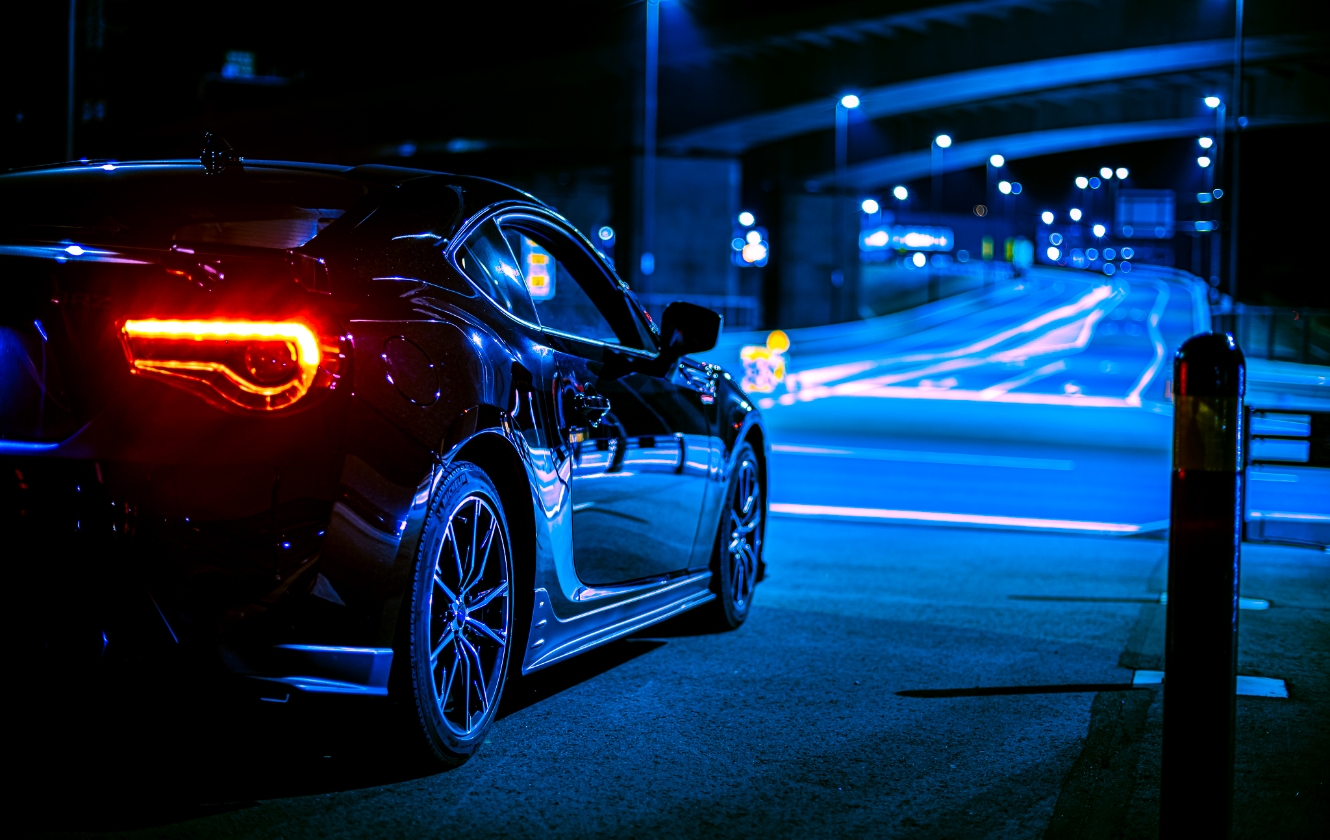 夜道を走る車
