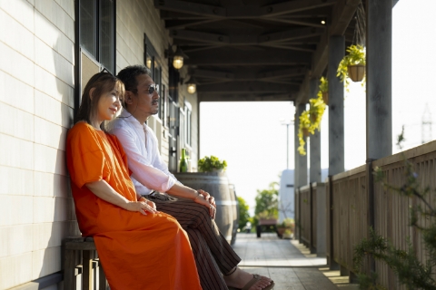 ガレージの椅子に座る女性と男性