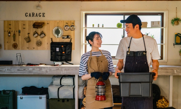 ガレージで作業する女性と男性の写真