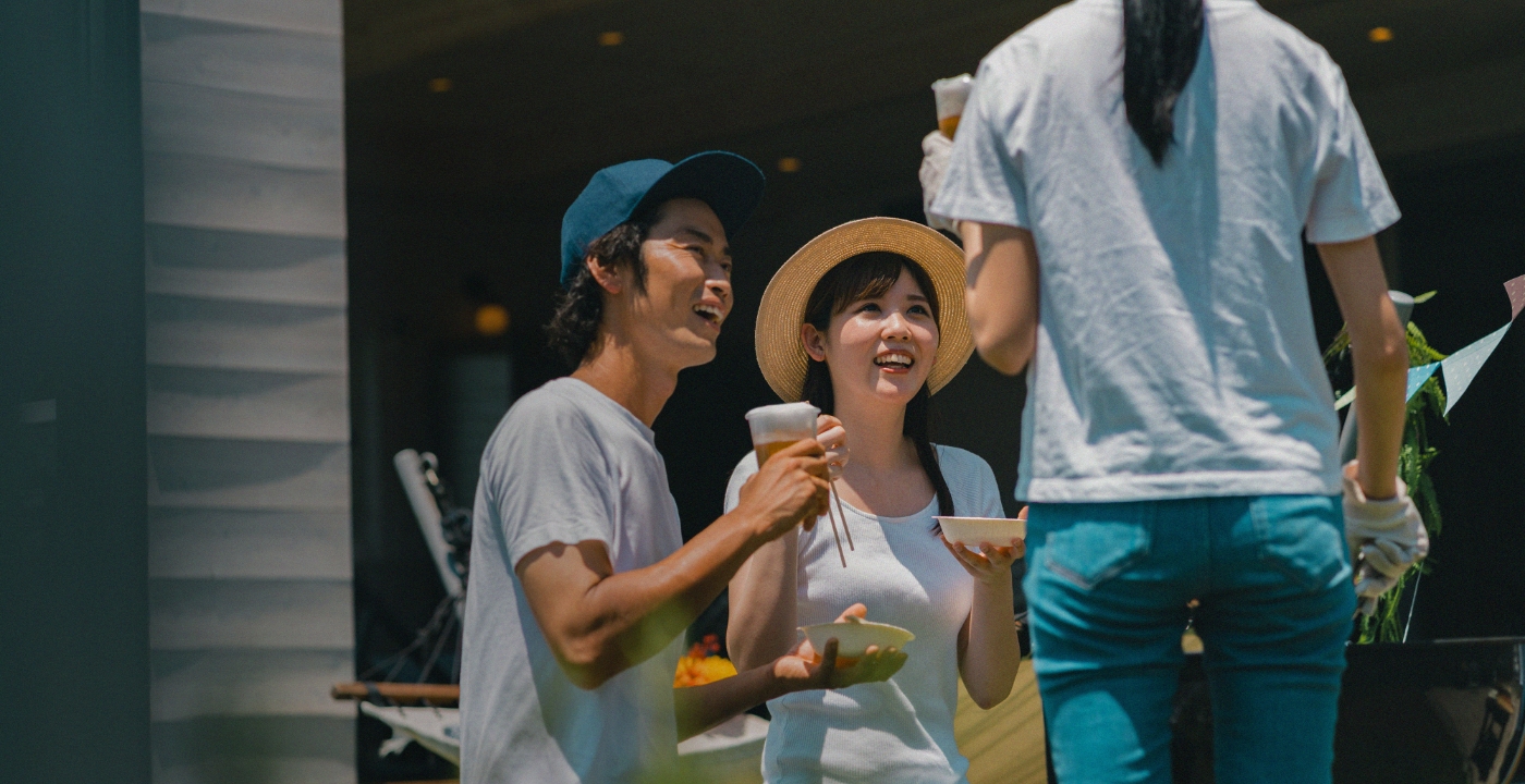 男性と女性がビールを飲んでいる写真
