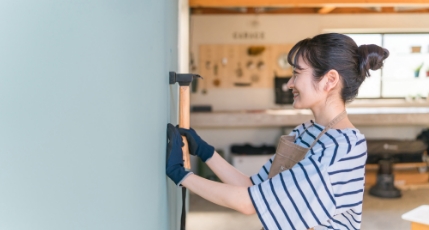 女性が工具を持っている写真