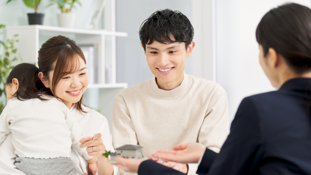 女性が家族3人と話をしている写真