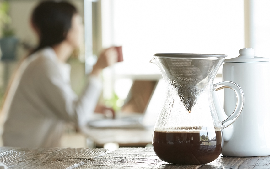 コーヒーを飲んでいる女性